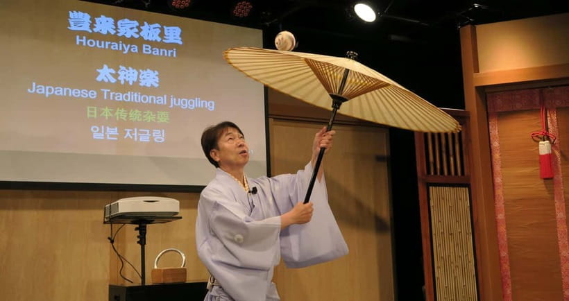 Osaka: Rakugo Comedy Show with Multilingual Subtitles - Small details that make the evening easier