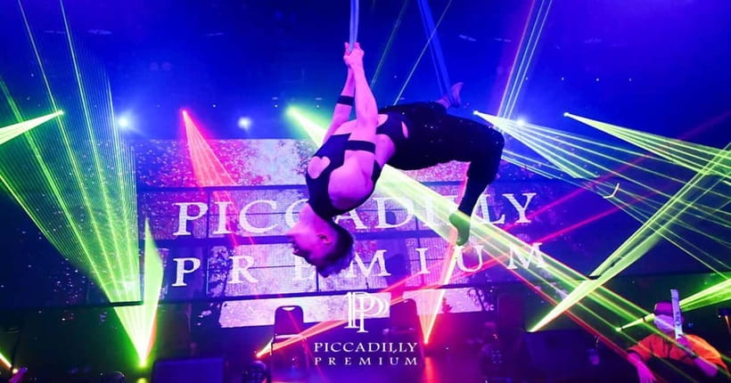 Osaka Umeda：PICCADILLY LIVE SHOW & NIGHTCLUB TICKET & Shisha - Food, buffet service, and shisha options