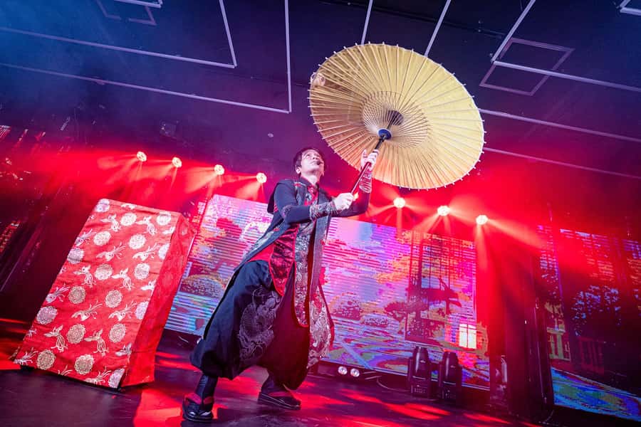 OSAKA VARIETY ACT SHOW - A changing stage in the middle of Dotonbori
