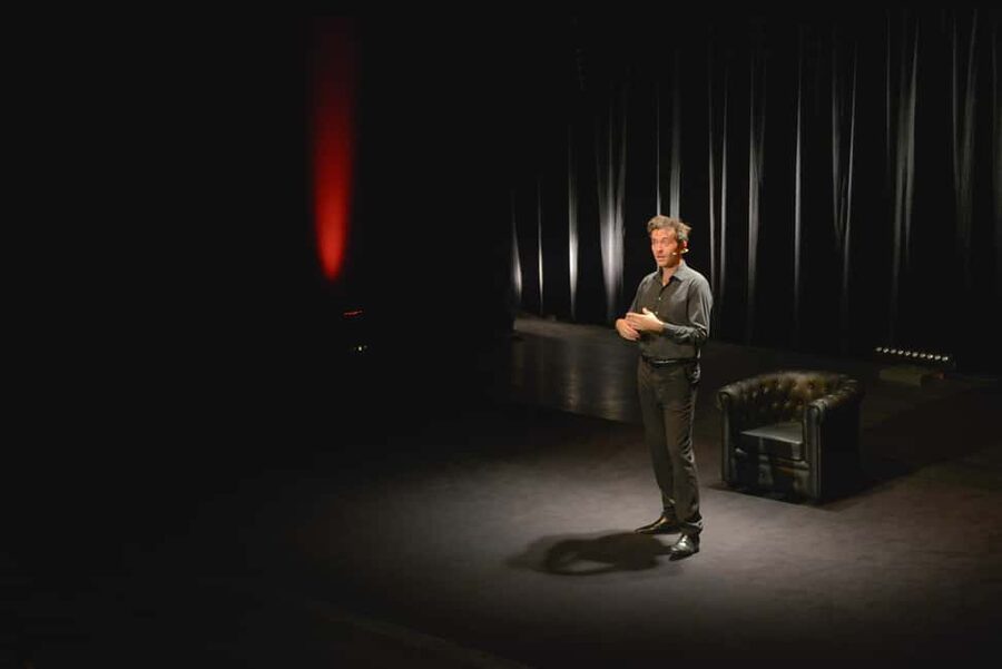 Paris: Comedy Show in English - How to Become a Parisian - Public transport, shopping, and nightlife