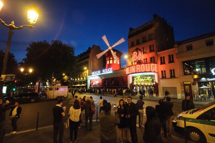 Paris: Dinner Show at the Moulin Rouge - What to wear and what to leave at the hotel