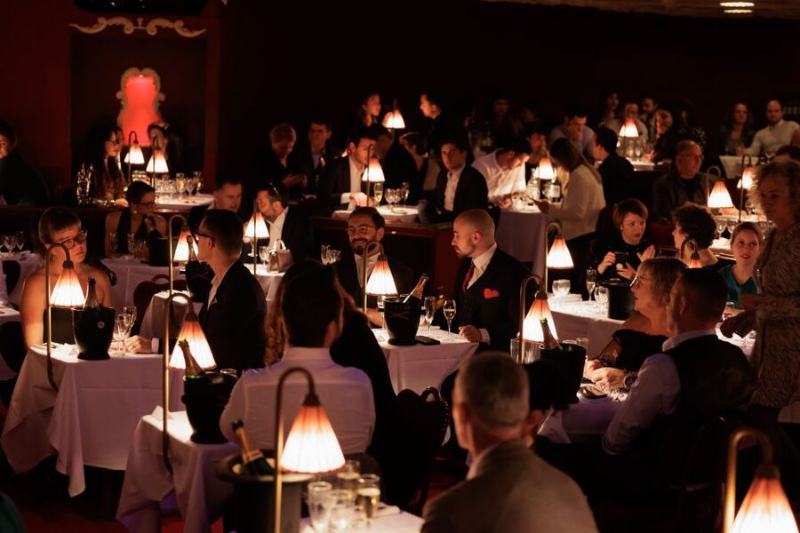 Paris: La Nouvelle Eve Cabaret Dinner Show - Arriving at La Nouvelle Eve near Blanche