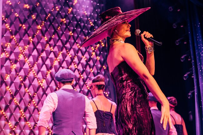 Paris La Nouvelle Eve Cabaret Show in Montmartre - Finding the right seat in a small theater
