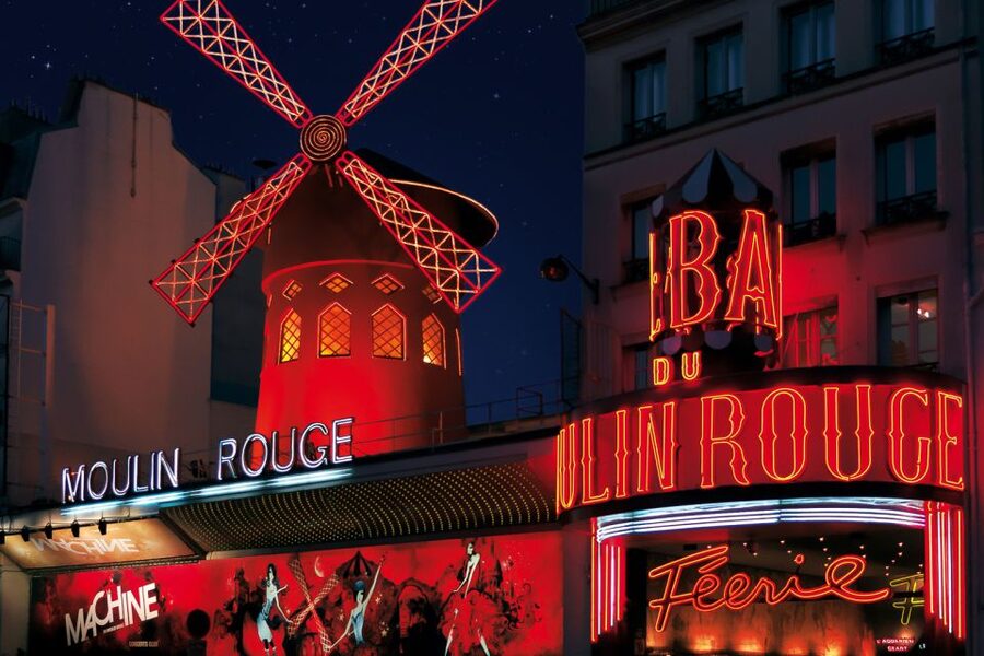 Paris: Moulin Rouge Cabaret Show Ticket with Champagne - Champagne and the evening atmosphere