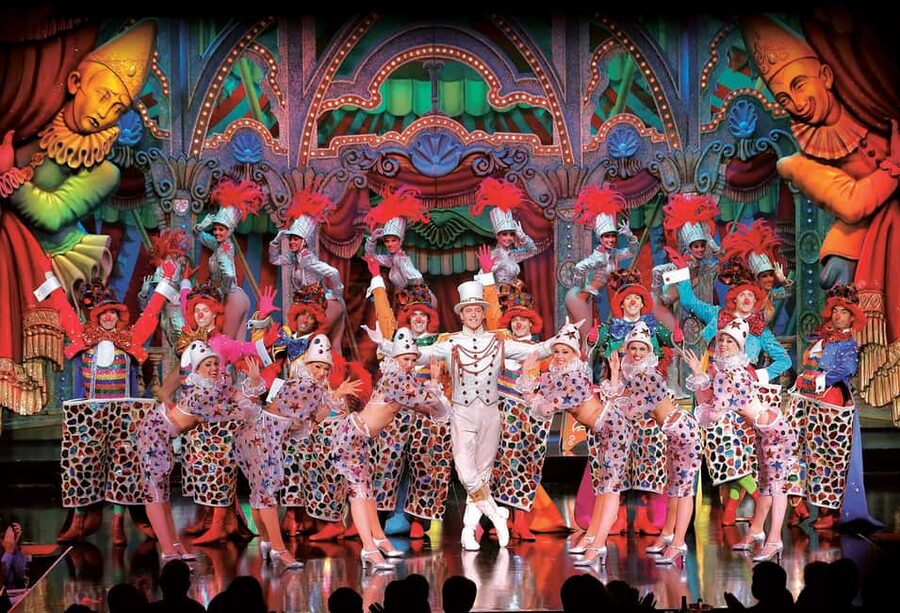 Paris: Moulin Rouge Dinner Show, Champagne, and Transport - Meeting at 82 Boulevard de Clichy