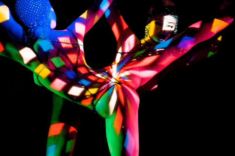 Paris: The Crazy Experience, a VIP tour of the Cabaret - Meeting a Crazy Girl before curtain time