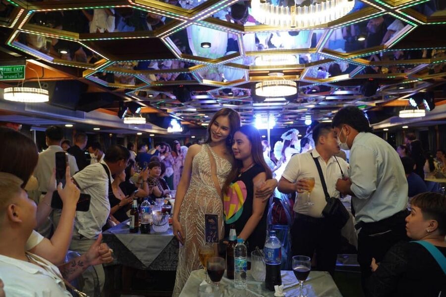 Pattaya: All Star Dinner Cruise, Cabaret Show & Beer Buffet - How to handle the buffet without the rush