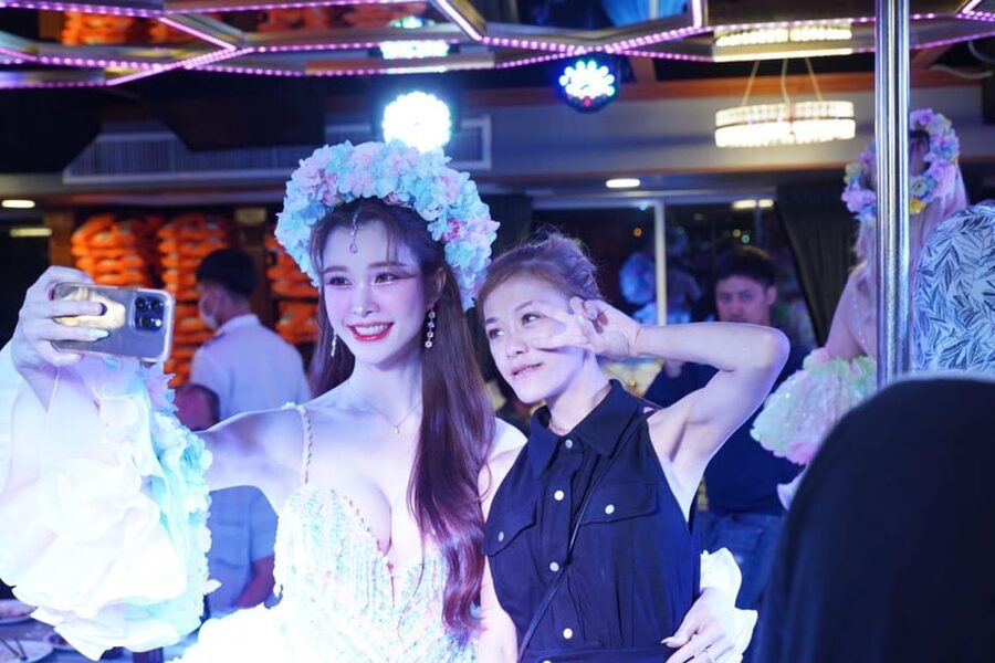 Pattaya: All Star Dinner Cruise, Cabaret Show & Beer Buffet - Welcome dancing and the first taste of dinner