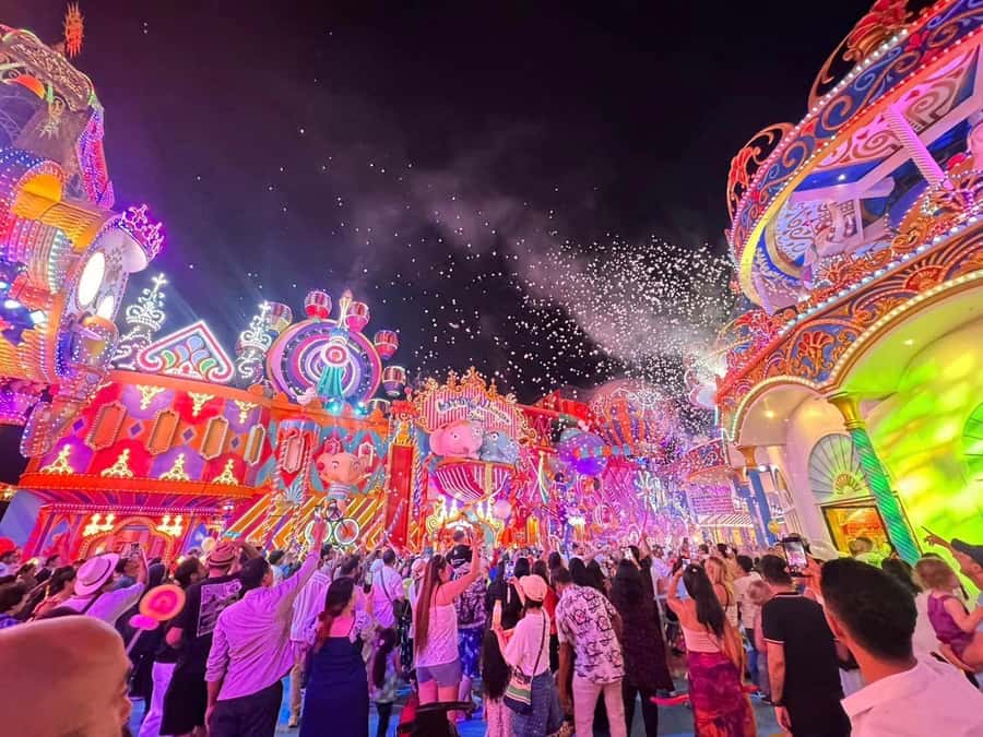Phuket: Carnival Magic Experience Dinner with Show - Exploring the lights, crafts, and games