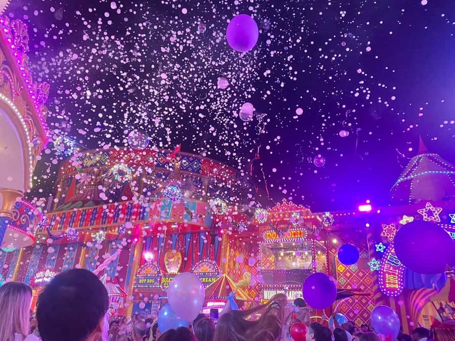 Phuket: Carnival Magic Experience Dinner with Show - The 7:15 PM parade before the main show