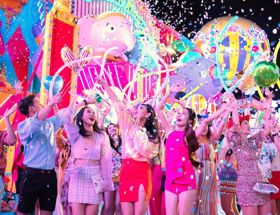 Phuket: Carnival Magic Show with Buffet Dinner - Getting around the park and its attractions