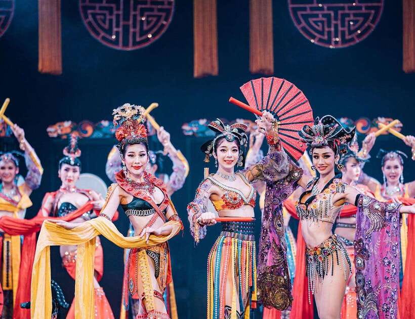 Phuket: Simon Cabaret Show Ticket VIP Seat - Audience participation and the final photo moment