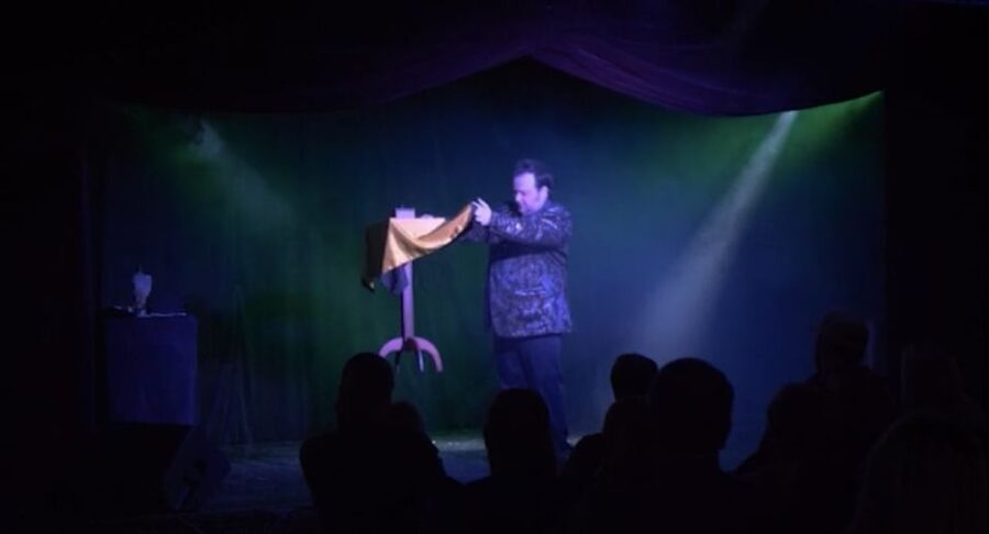 Pigeon Forge: Steven Best's Unbelievable Magic Show - Close-up tricks where you can watch the hands