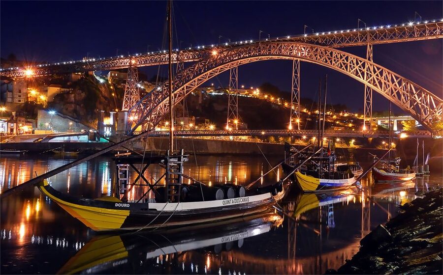 Porto: All-Inclusive Fado Dinner Show and Night Tour - Dinner in a traditional Porto neighborhood