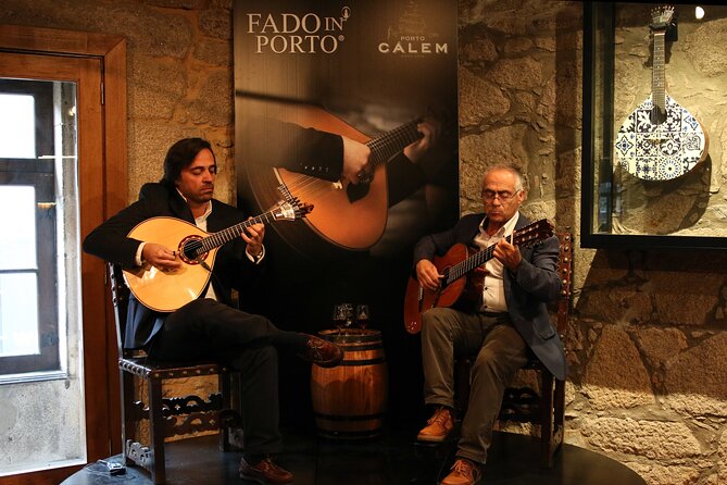 Porto: Cálem Cellar Tour, Live Fado Show and Wine Tasting - Group size, pacing, and the cellar atmosphere