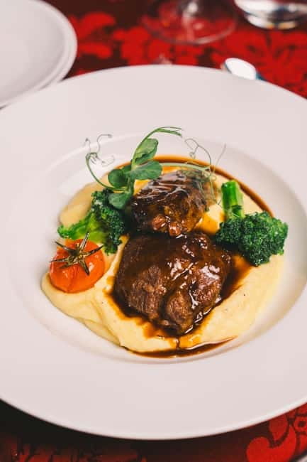 Porto: Fado Show & Dinner: A Night of Fado & Fine Dining - Four musical moments, from classic Fado to Amália