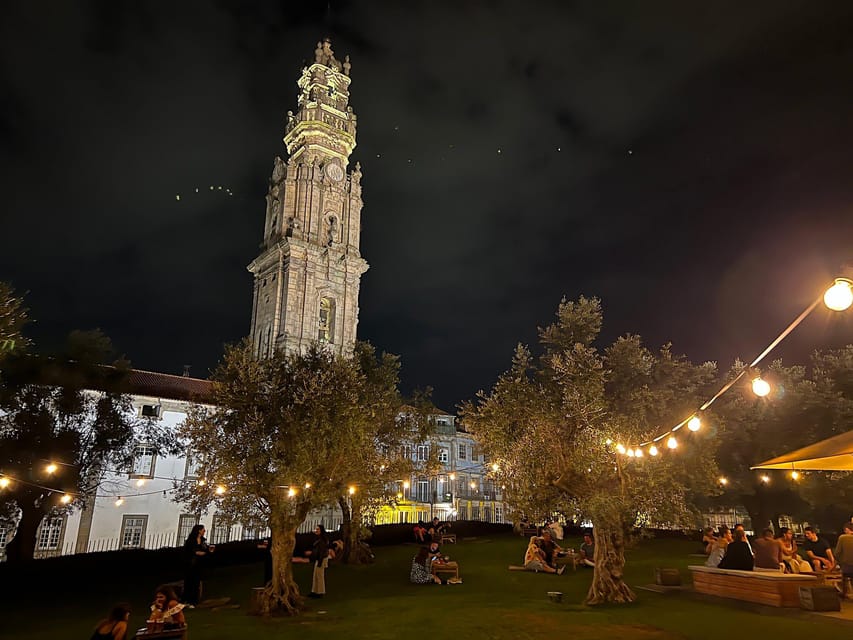 Porto: Fado Show with Dinner in a Traditional Fado House - Food, service, and practical comfort