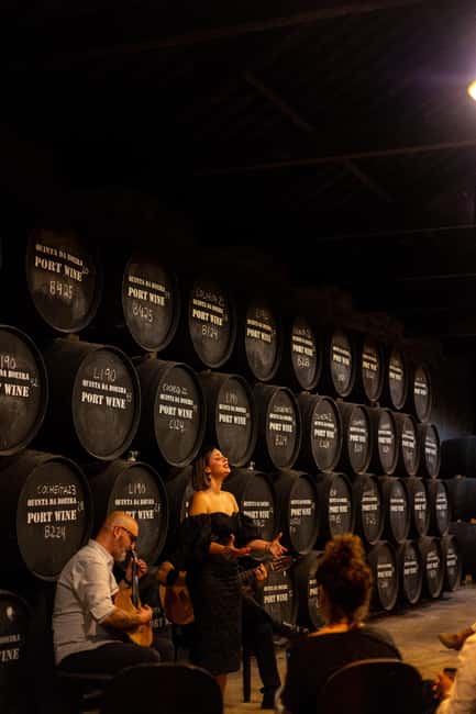 Porto: Live Fado Show with Port Wine Tasting - The University Serenade Style of Fado