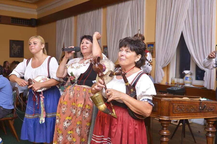 Prague: 3 Course dinner with Drinks, Folk Show & Transfers - Unlimited Beer, Wine, and Soft Drinks