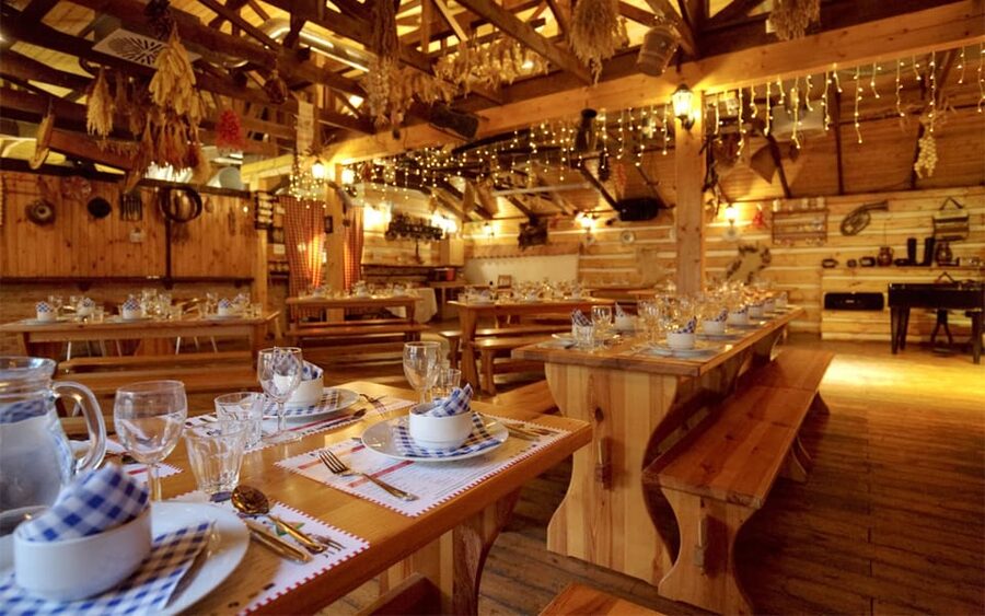 Prague: 3 Course dinner with Drinks, Folk Show & Transfers - Who Will Enjoy This Evening Most?