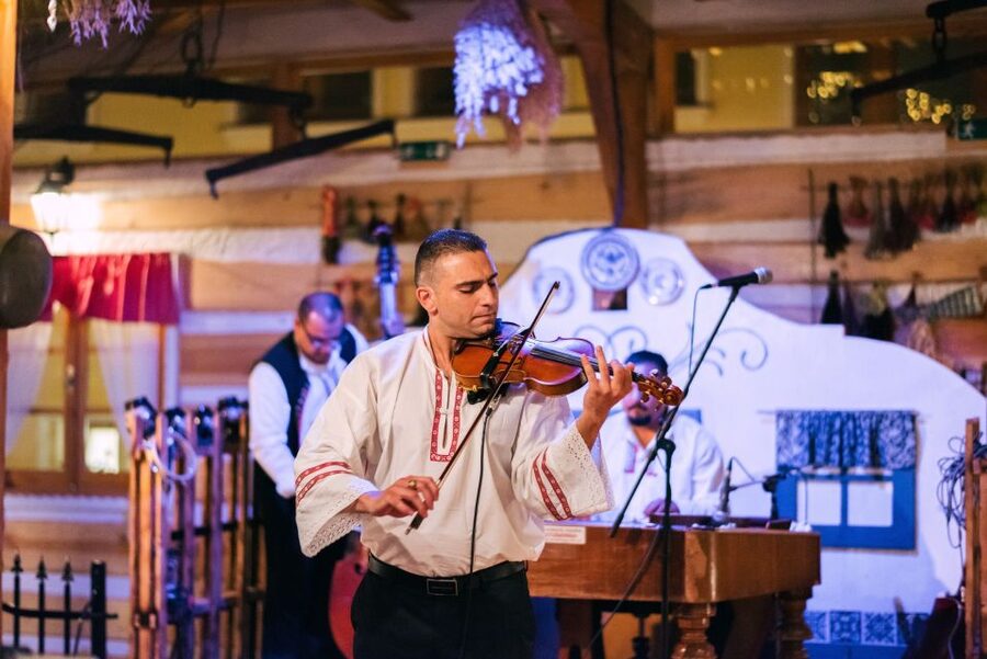Prague: Folkloric Dinner Show with Unlimited Drinks - A Czech folklore evening in Hlubočepy