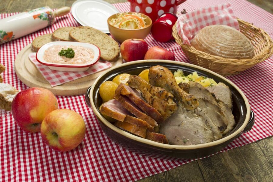 Prague: Folkloric Dinner Show with Unlimited Drinks - The welcome toast and first courses