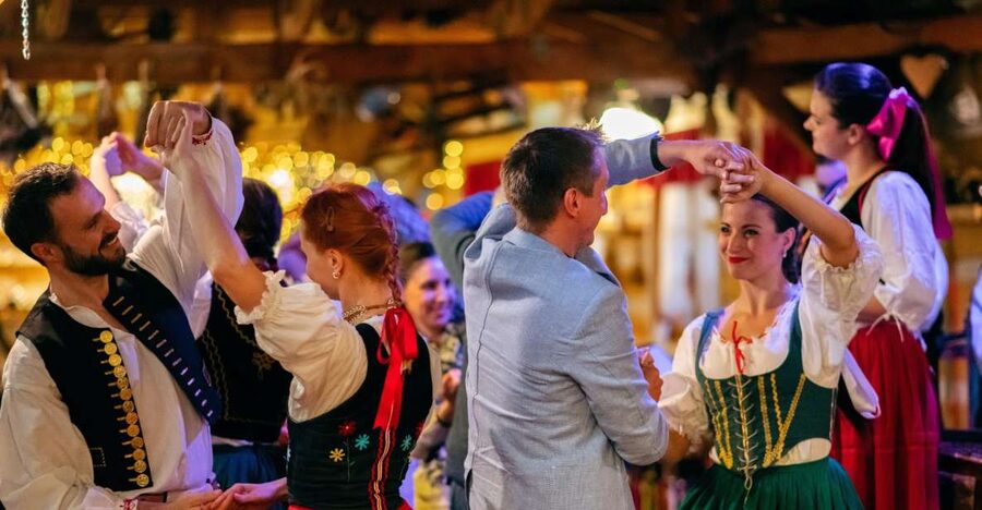 Prague: Folkloric Dinner Show with Unlimited Drinks - Music from Bohemia and Moravia