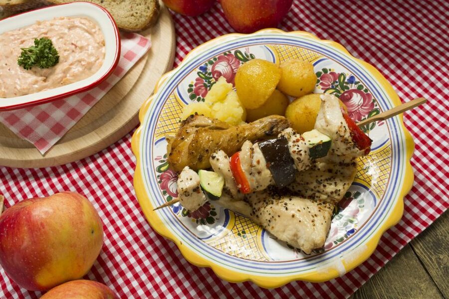 Prague: Folkloric Dinner Show with Unlimited Drinks - Who should book this dinner show?