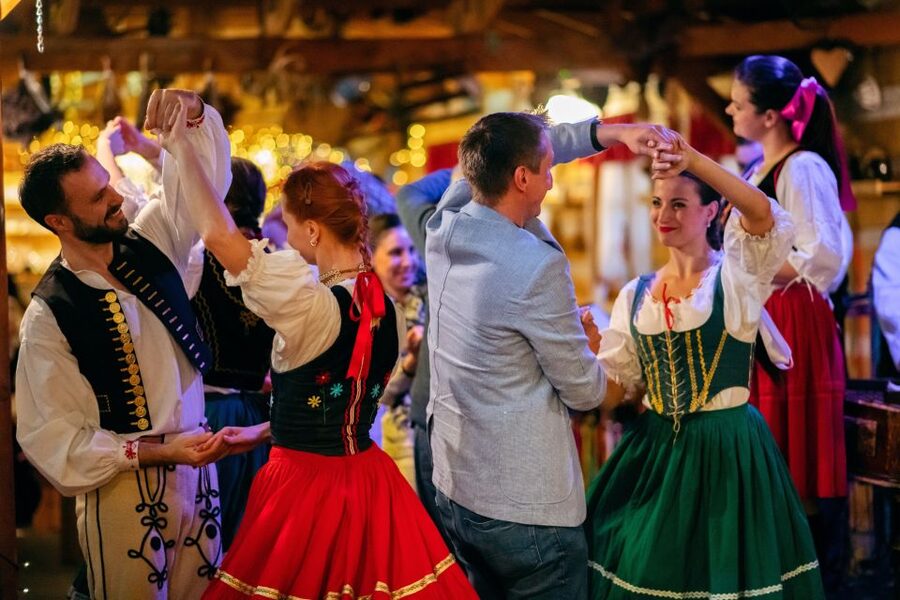 Prague: Folkloric Dinner Show with Unlimited Drinks - Choosing among nine Czech-style main dishes