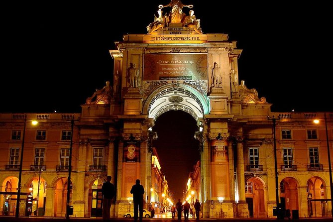 Private tour: Lisbon Fado Dinner Show and Panoramic Night Tour - A Lisbon night built around Fado