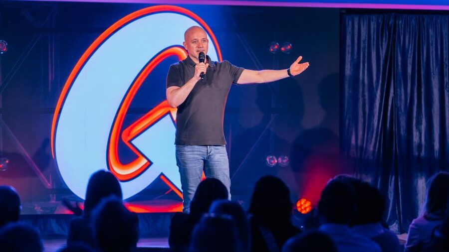 Quatsch Comedy Club Hamburg: Die Live Show - Four comedians, one host, and a different show each week