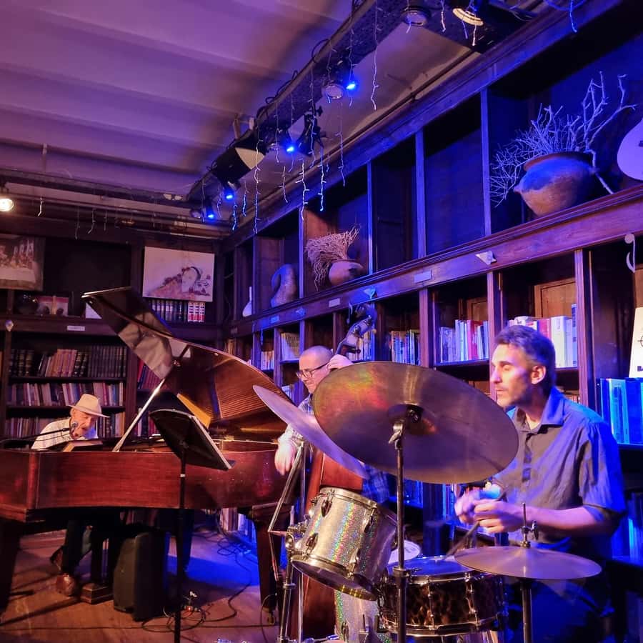 Recoleta Walking Tour and Live Jazz Show - Plaza Francia and the Pilar Church
