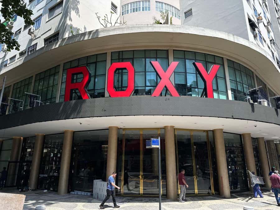 Rio de Janeiro: Roxy Dinner Show with Hotel Pickup - Entering Roxy, a former Copacabana cinema