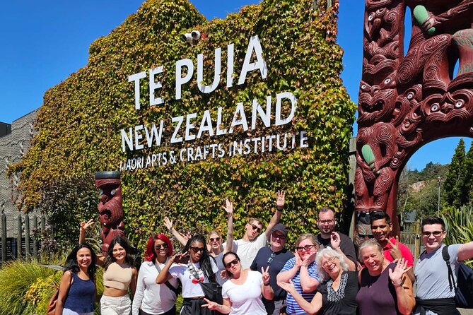 Rotorua Highlights Tour inc. Te Puia Tour, Lunch & Cultural Show - Key points at a glance