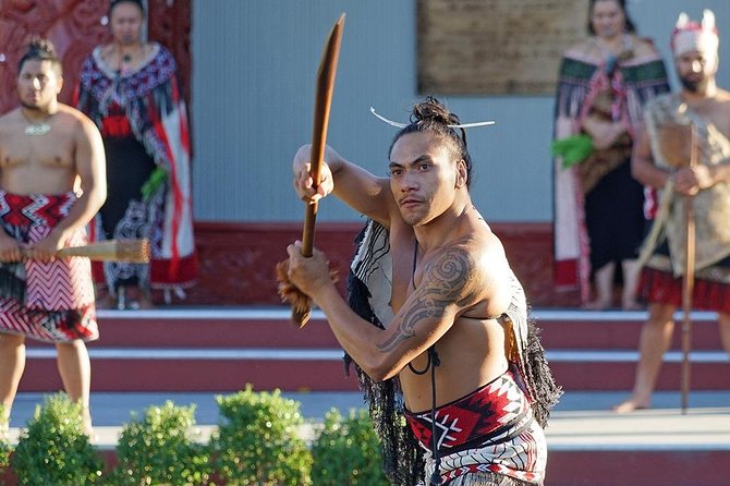 Rotorua Highlights Tour inc. Te Puia Tour, Lunch & Cultural Show - The 6:30 a.m. start and the road south