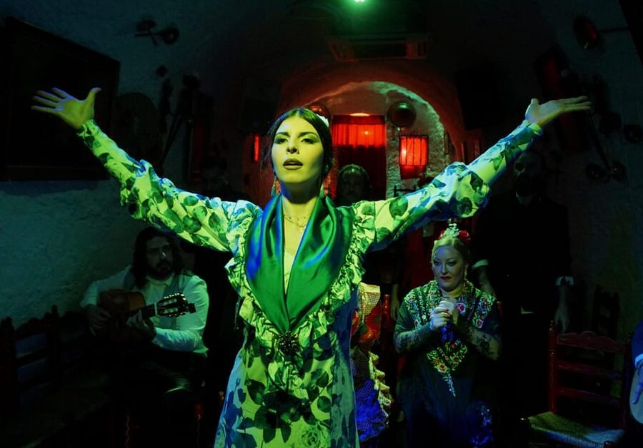 Sacromonte: Flamenco Show at Cuevas Los Tarantos Tickets - Seating is important at Cuevas Los Tarantos