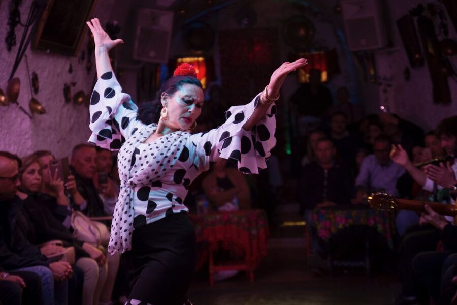 Sacromonte: Flamenco Show at Cuevas Los Tarantos Tickets - Getting to Sacromonte and planning your evening