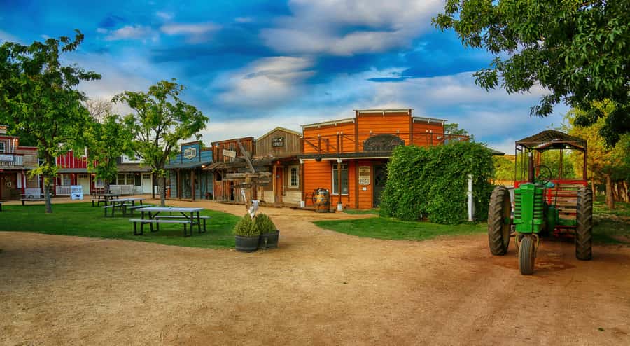 Sedona: Western Dinner Theater and Town Experience - Who will enjoy this evening most?