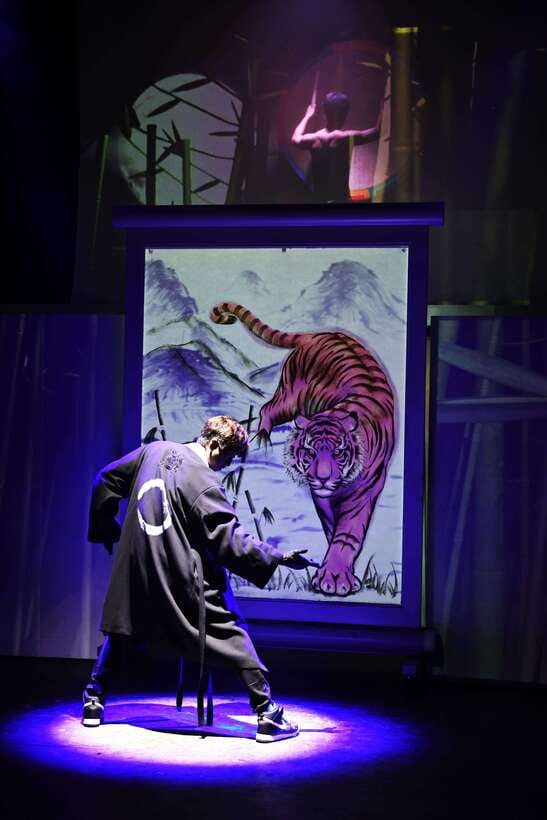 Seoul: The Painters Live Art K-pop Dance Show Ticket - K-pop choreography gives the art a pulse