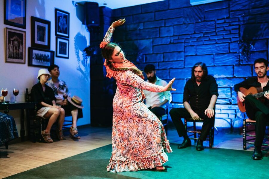 Seville: Baraka Sala Flamenca Show with Drink in Triana - What happens at 19:00 or 21:00