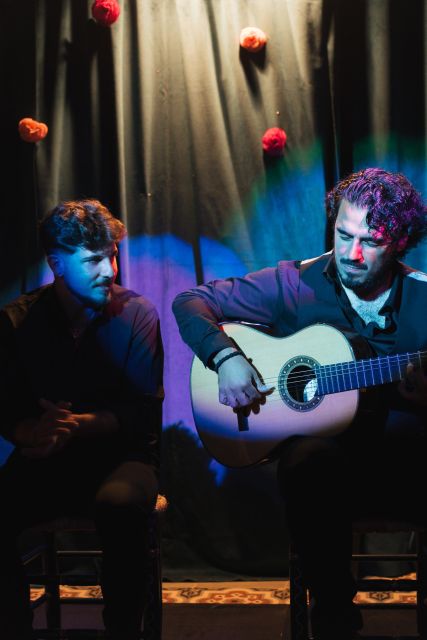 Seville: very intimate flamenco show at Casa Flamenco Azahar - Why the lack of microphones matters