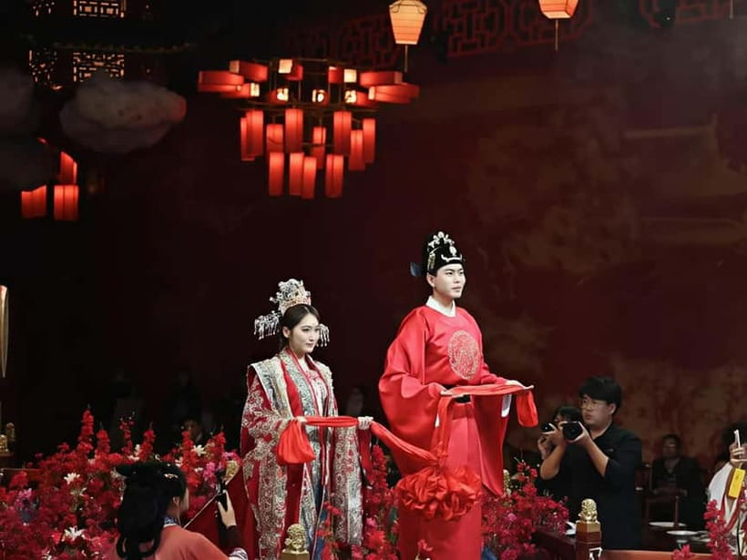Shenzhen: Immersive Tang Dynasty Banquet Show - Entering through the crimson palace gate