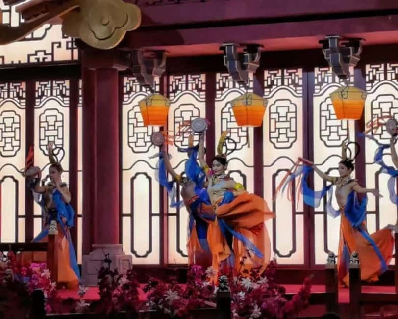 Shenzhen: Immersive Tang Dynasty Banquet Show - The banquet hall and its golden glow