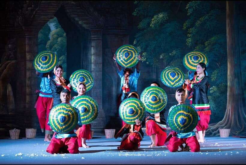 Siem Reap: Apsara Dance Show and Dinner with Hotel Pickup - Who should book this Siem Reap evening?
