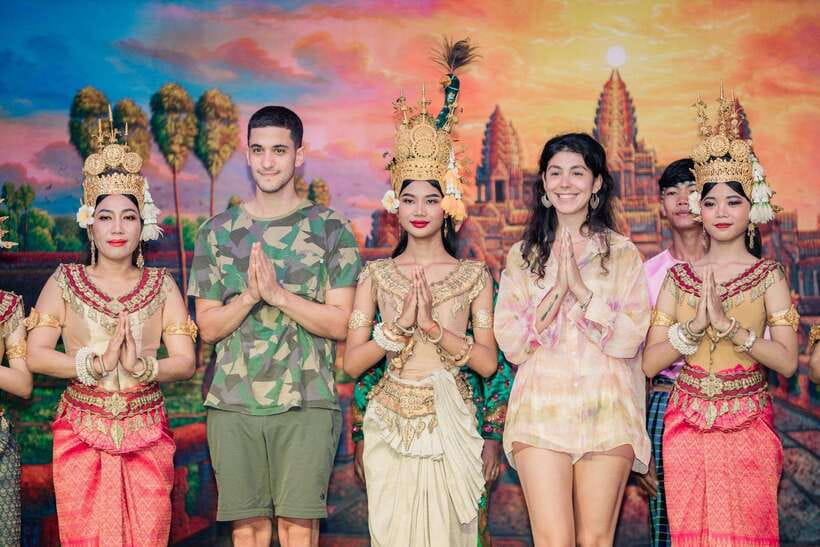Siem Reap: Dinner and Traditional Show with Hotel Transfer - A gentle introduction to Cambodian dance