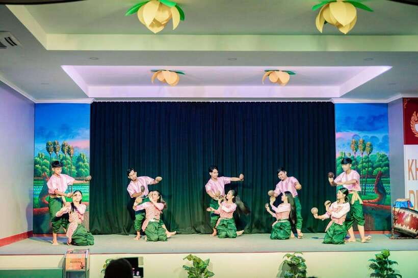 Siem Reap: Dinner and Traditional Show with Hotel Transfer - Choosing between the garden and the hall
