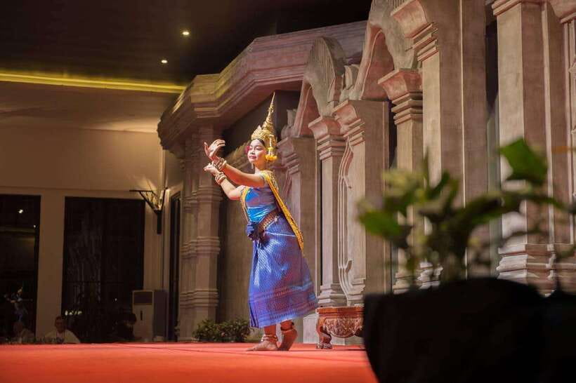 Siem Reap: Dinner Show Apsara Dance Round Pick-up included - What appears on the Khmer and international buffet