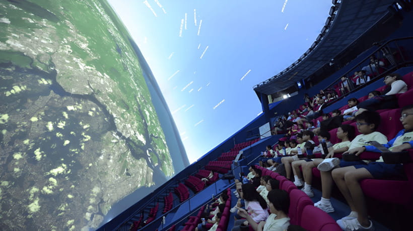 Singapore: Omni Theatre IMAX Show Admission Ticket - Choosing between dinosaurs, oceans, space, and Antarctica