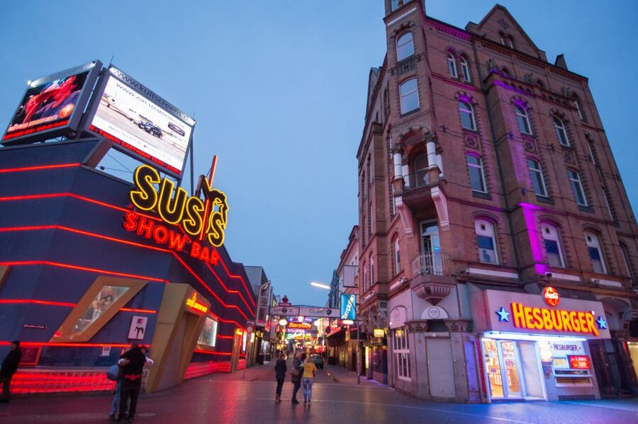 St. Pauli Nightlife Tour with Drag Queen in German - What the high rating tells you