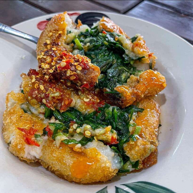 Street Food Tour and Phare Circus with Tuk-Tuk Transfers - Siem Reap night market: from dessert to insects